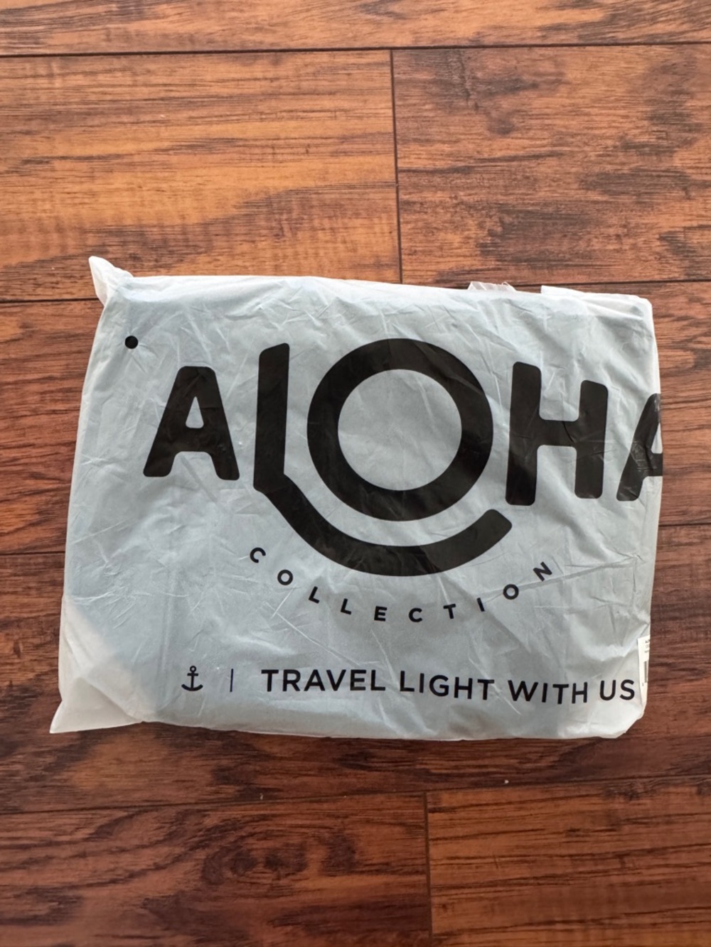 ALOHA Collection Monochrome Crossbody - Picture 4 of 8